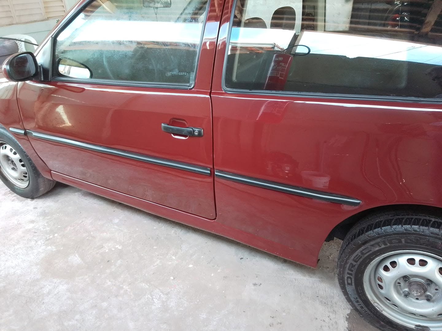 Hatch vermelho após o serviço de funilaria e pintura